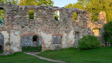 Antik Ortaçağ Kalesi Dobele Letonya 'nın kalıntıları. Letonya 'daki Zemgale Tarihi Bölgesi, 1335 yılında Livonya Tarikatı tarafından inşa edilmiştir..