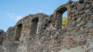 Antik Ortaçağ Kalesi Dobele Letonya 'nın kalıntıları. Letonya 'daki Zemgale Tarihi Bölgesi, 1335 yılında Livonya Tarikatı tarafından inşa edilmiştir..