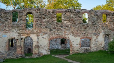 Antik Ortaçağ Kalesi Dobele Letonya 'nın kalıntıları. Letonya 'daki Zemgale Tarihi Bölgesi, 1335 yılında Livonya Tarikatı tarafından inşa edilmiştir..