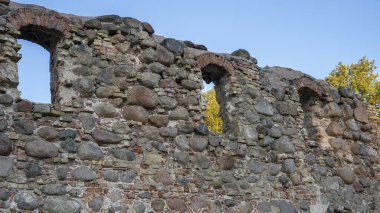 Antik Ortaçağ Kalesi Dobele Letonya 'nın kalıntıları. Letonya 'daki Zemgale Tarihi Bölgesi, 1335 yılında Livonya Tarikatı tarafından inşa edilmiştir..