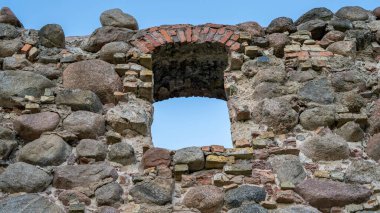 Antik Ortaçağ Kalesi Dobele Letonya 'nın kalıntıları. Letonya 'daki Zemgale Tarihi Bölgesi, 1335 yılında Livonya Tarikatı tarafından inşa edilmiştir..