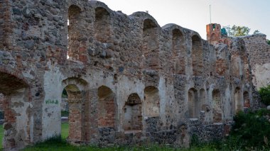 Antik Ortaçağ Kalesi Dobele Letonya 'nın kalıntıları. Letonya 'daki Zemgale Tarihi Bölgesi, 1335 yılında Livonya Tarikatı tarafından inşa edilmiştir..
