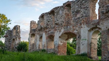 Antik Ortaçağ Kalesi Dobele Letonya 'nın kalıntıları. Letonya 'daki Zemgale Tarihi Bölgesi, 1335 yılında Livonya Tarikatı tarafından inşa edilmiştir..