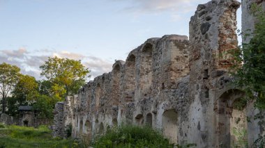 Antik Ortaçağ Kalesi Dobele Letonya 'nın kalıntıları. Letonya 'daki Zemgale Tarihi Bölgesi, 1335 yılında Livonya Tarikatı tarafından inşa edilmiştir..