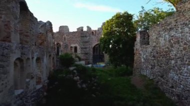 Hava Aracı, Dobele Ortaçağ Şatosu 'nu, Letonya' nın Zemgale Tarihi Bölgesi 'ndeki Berze Nehri' nin Batı Şeria 'sındaki Dobele Kasabası' nı görmektedir. Antik Ortaçağ Kalesi Dobele Letonya 'nın kalıntıları.