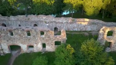 Hava Aracı, Dobele Ortaçağ Şatosu 'nu, Letonya' nın Zemgale Tarihi Bölgesi 'ndeki Berze Nehri' nin Batı Şeria 'sındaki Dobele Kasabası' nı görmektedir. Antik Ortaçağ Kalesi Dobele Letonya 'nın kalıntıları.
