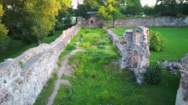 Hava Aracı, Dobele Ortaçağ Şatosu 'nu, Letonya' nın Zemgale Tarihi Bölgesi 'ndeki Berze Nehri' nin Batı Şeria 'sındaki Dobele Kasabası' nı görmektedir. Antik Ortaçağ Kalesi Dobele Letonya 'nın kalıntıları.
