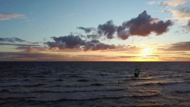 Dron Flying Sea Egy Gyönyörű Naplemente Kiteboarders Kiteserfing Backgroiund Légi — Stock videók