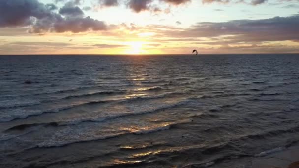 Dron Volando Sobre Mar Una Hermosa Puesta Del Sol Kiteboarders — Vídeo de stock