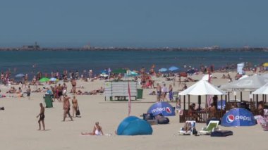 Liepaja, Letonya, 9 Ağustos. 2020: İnsanlar yazın Baltık Sahilinde Rahatlar. Hafta Sonu Tatilinde Sahilde Kalabalık