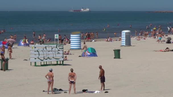 Liepaja Latvia August 2020 People Relax Baltic Beach Summer Crowd — Stock Video