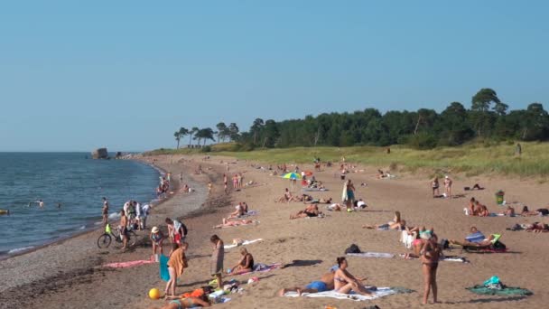Liepaja Letland Augustus 2020 Mensen Ontspannen Het Baltische Strand Zomer — Stockvideo