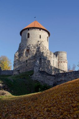 Letonya, Cesis 'te Eski Kale Harabeleriyle Sonbahar Parkı. 13. yüzyıl Antik Livonya Kalesi 