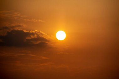 Turuncu Gökyüzünde Parlak Sarı Güneş Altın Saatteki Bulutlar Arkaplanda Güneş Doğuşu veya Bulutlu Günbatımı