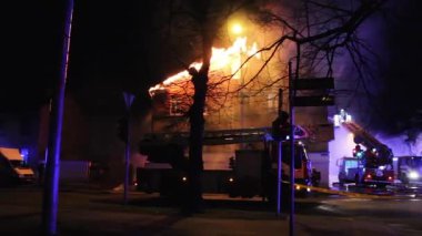 Riga, Letonya 15 Nisan. 2018: Full Flaming Inferno Binası, Alevlerin Kontrolü İçin Savaşan İtfaiyeci. İtfaiyeciler Yanan Ev 'e Su Akıntısını Doğrudan Yönetti.