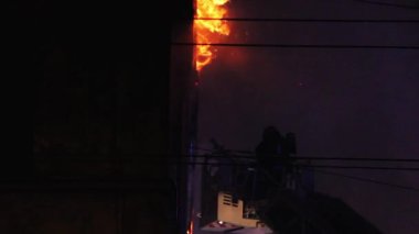 Riga, Letonya 15 Nisan. 2018: Full Flaming Inferno Binası, Alevlerin Kontrolü İçin Savaşan İtfaiyeci. İtfaiyeciler Yanan Ev 'e Su Akıntısını Doğrudan Yönetti.