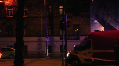 Riga, Letonya 15 Nisan. 2018: Full Flaming Inferno Binası, Alevlerin Kontrolü İçin Savaşan İtfaiyeci. İtfaiyeciler Yanan Ev 'e Su Akıntısını Doğrudan Yönetti.