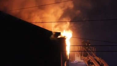 Riga, Letonya 15 Nisan. 2018: Full Flaming Inferno Binası, Alevlerin Kontrolü İçin Savaşan İtfaiyeci. İtfaiyeciler Yanan Ev 'e Su Akıntısını Doğrudan Yönetti.