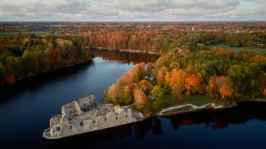 Koknese Letonya 'da bulunan Eski Koknese Kalesi kalıntıları ve Daugava Nehri' nin sonbahar havacılık manzarası. Ortaçağ Kalesi Koknese 'de kalıyor. Koknese 'deki Eski Taş Kale' nin Havadan Görünümü