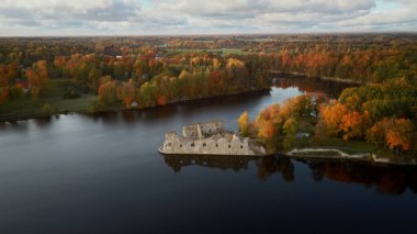 Koknese Letonya 'da bulunan Eski Koknese Kalesi kalıntıları ve Daugava Nehri' nin sonbahar havacılık manzarası. Ortaçağ Kalesi Koknese 'de kalıyor. Koknese 'deki Eski Taş Kale' nin Havadan Görünümü