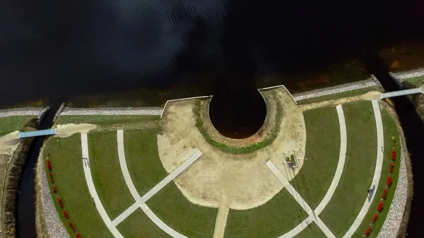 秋の空中風景朝鮮語で運命の庭の上に 野外公園 リクテンダーズ ドーガヴァ島にある記念碑的な建築アンサンブル ラトビアの黄金の秋 — ストック写真