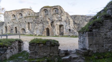 Koknese Kalesi kalıntıları ve Koknese Letonya 'da bulunan Daugava Nehri' nin sonbahar manzarası. Ortaçağ Kalesi Koknese 'de.