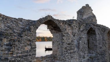 Koknese Kalesi kalıntıları ve Koknese Letonya 'da bulunan Daugava Nehri' nin sonbahar manzarası. Ortaçağ Kalesi Koknese 'de.