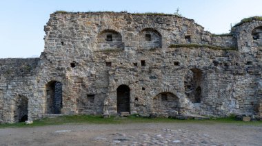 Koknese Kalesi kalıntıları ve Koknese Letonya 'da bulunan Daugava Nehri' nin sonbahar manzarası. Ortaçağ Kalesi Koknese 'de.