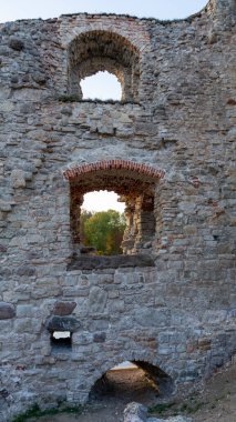 Koknese Kalesi kalıntıları ve Koknese Letonya 'da bulunan Daugava Nehri' nin sonbahar manzarası. Ortaçağ Kalesi Koknese 'de.