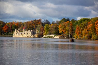 Koknese Kalesi kalıntıları ve Koknese Letonya 'da bulunan Daugava Nehri' nin sonbahar manzarası. Ortaçağ Kalesi Koknese 'de.