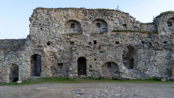 Koknese Kalesi kalıntıları ve Koknese Letonya 'da bulunan Daugava Nehri' nin sonbahar manzarası. Ortaçağ Kalesi Koknese 'de.