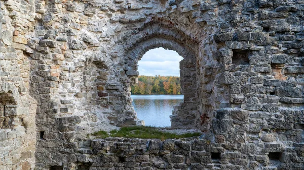 位于拉脱维亚科肯尼斯的旧科肯尼斯城堡废墟和多加瓦河的秋季景观 Koknese的中世纪城堡遗址 — 图库照片