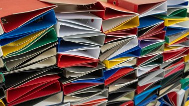 Cezaevindeki Sayılı Klasörlerle Renkli Dosyalar. Hapsedilme ve Suç Detayları, Adalet. Hapishane içinde. Özgürlüğü Sınırlama Kavramı.