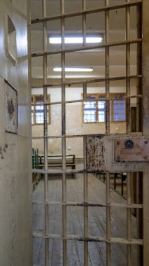 Hapishanenin Metal Kapı Pencereleri Mahkumu İçeriden Kaçışa Koruyun. Yemek Kanalı hapishane parmaklıklarından geçiyor. Hapis, Hapis ve Suç Detayları, Adalet. Hapishane içinde. Özgürlüğü Sınırlama Kavramı.