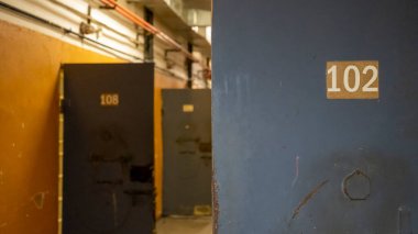 Hapishanenin Metal Kapı Pencereleri Mahkumu İçeriden Kaçışa Koruyun. Yemek Kanalı hapishane parmaklıklarından geçiyor. Hapis, Hapis ve Suç Detayları, Adalet. Hapishane içinde. Özgürlüğü Sınırlama Kavramı.