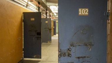 Hapishanenin Metal Kapı Pencereleri Mahkumu İçeriden Kaçışa Koruyun. Yemek Kanalı hapishane parmaklıklarından geçiyor. Hapis, Hapis ve Suç Detayları, Adalet. Hapishane içinde. Özgürlüğü Sınırlama Kavramı.