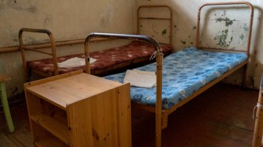 Boş Hapishane Hücreleri. Hapishane içinde. Metal Kapı Mahkumu İçeriden Kaçışa Korudu. Özgürlüğü Sınırlama Kavramı.