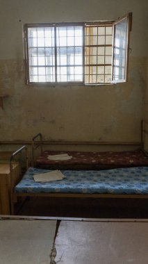 Hücre parmaklıklarından içeri ışık giriyor. Boş Hapishane Hücreleri. Hapishane içinde. Özgürlüğü Sınırlama Kavramı.