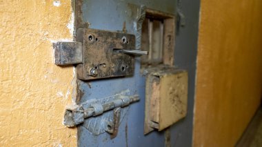 Hapishanenin Metal Kapı Pencereleri Mahkumu İçeriden Kaçışa Koruyun. Yemek Kanalı hapishane parmaklıklarından geçiyor. Hapis, Hapis ve Suç Detayları, Adalet. Hapishane içinde. Özgürlüğü Sınırlama Kavramı.