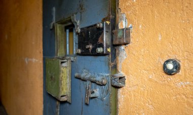 Hapishanenin Metal Kapı Pencereleri Mahkumu İçeriden Kaçışa Koruyun. Yemek Kanalı hapishane parmaklıklarından geçiyor. Hapis, Hapis ve Suç Detayları, Adalet. Hapishane içinde. Özgürlüğü Sınırlama Kavramı.