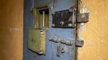 Hapishanenin Metal Kapı Pencereleri Mahkumu İçeriden Kaçışa Koruyun. Yemek Kanalı hapishane parmaklıklarından geçiyor. Hapis, Hapis ve Suç Detayları, Adalet. Hapishane içinde. Özgürlüğü Sınırlama Kavramı.