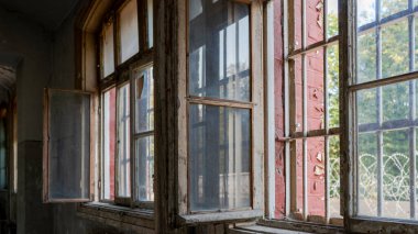 Hücre parmaklıklarından içeri ışık giriyor. Boş Hapishane Hücreleri. Hapishane içinde. Özgürlüğü Sınırlama Kavramı.