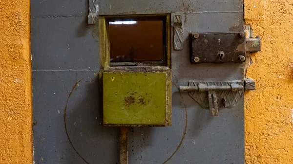 Окна Тюрьмы Металлической Двери Защищают Заключённого Изнутри Побега Продовольственный Канал — стоковое фото