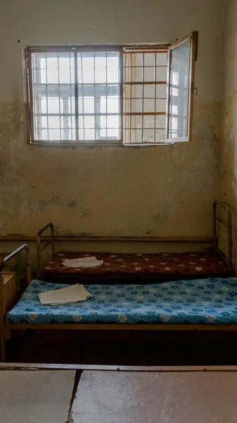 Hücre Parmaklıklarından Içeri Işık Giriyor Boş Hapishane Hücreleri Hapishane Içinde — Stok fotoğraf