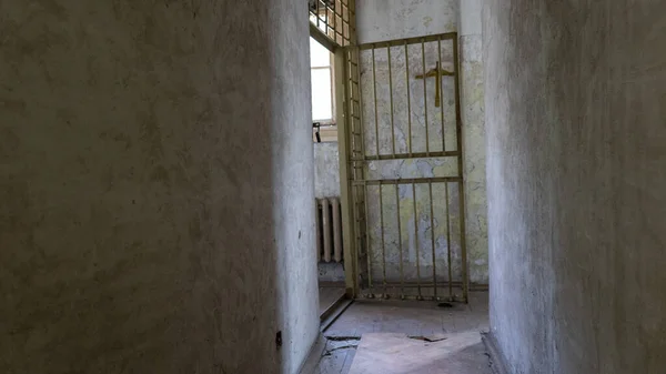 Hücre Parmaklıklarından Içeri Işık Giriyor Boş Hapishane Hücreleri Hapishane Içinde — Stok fotoğraf