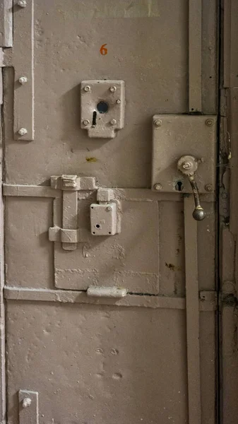 Окна Тюрьмы Металлической Двери Защищают Заключённого Изнутри Побега Продовольственный Канал — стоковое фото