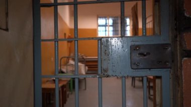 Hapishane Metal Kapısı Mahkûmu İçeriden Kaçışa Koru. Hapishane parmaklıklarından geçen yemek kanalı. Hapis, Hapis ve Suç Detayları, Adalet. Hapishane içinde. Özgürlüğün Sınırlanması.