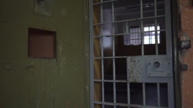 Hapishane Metal Kapısı Mahkûmu İçeriden Kaçışa Korumak İçin Kapandı. Hapishane parmaklıklarından geçen yemek kanalı. Hapis, Hapis ve Suç Detayları, Adalet. Hapishane içinde. Özgürlüğün Sınırlanması.