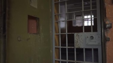 Hapishane Metal Kapısı Mahkûmu İçeriden Kaçışa Korumak İçin Kapandı. Hapishane parmaklıklarından geçen yemek kanalı. Hapis, Hapis ve Suç Detayları, Adalet. Hapishane içinde. Özgürlüğün Sınırlanması.