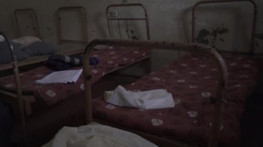 Boş Hapishane Hücreleri. Hapishane içinde. Metal Kapı Mahkumu İçeriden Kaçışa Korudu. Pencere kenarındaki hapishane parmaklıkları. Hapis, Hapis ve Suç Detayları, Adalet. Hapishane içinde. Özgürlüğün Sınırlanması.